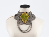 collier composé de perles vertes et jaunes, présenté sur un mannequin