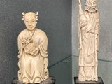deux statues représentant un homme et une femme, exposées dans une vitrine