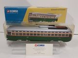 une maquette de train vert et blanc exposée