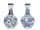 deux vases bleus et blancs ornés de motifs de dragons