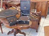 une table sur laquelle sont posés de nombreux objets anciens