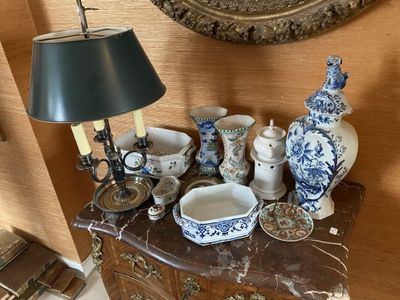 Lot d'objets décoratifs tels que : jardinières, tisanière, p…