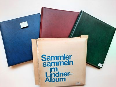 trois livres sont empilés sur une table