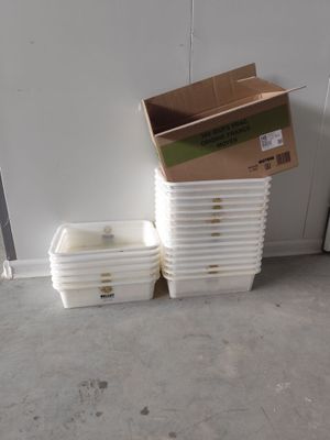 de nombreux cartons empilés sur le sol