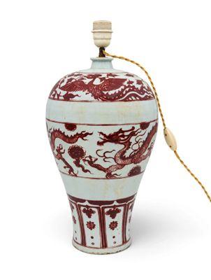 un vase rouge et blanc orné d'un dragon