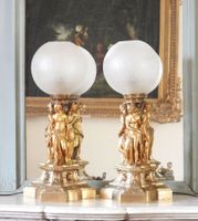 PAIRE DE LAMPES à pétrole en bronze ciselé et doré à décor d…