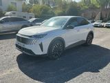 Le SUV blanc est garé sur le parking, à côté d'autres voitures.