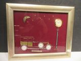 une photo d'une photo d'une voiture sur laquelle figure une horloge