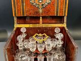 une vieille boîte en bois contenant tout un tas de verres