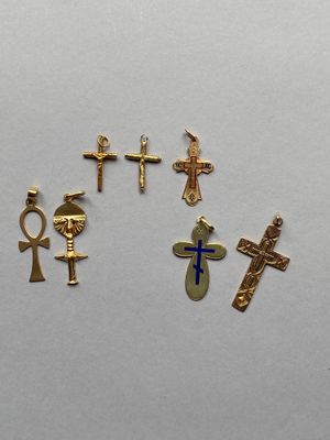 quatre croix, un ankht, un ankht, un ankht et un ankht