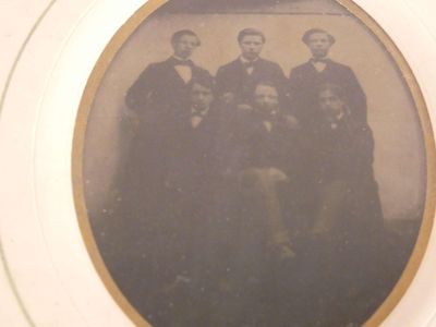 une vieille photo montrant un groupe d'hommes debout ensemble