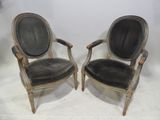 paire de chaises anciennes avec dossier et accoudoirs rembourrés de cuir