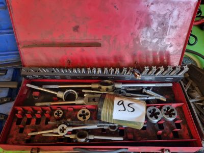une boîte à outils rouge avec des outils sur une table