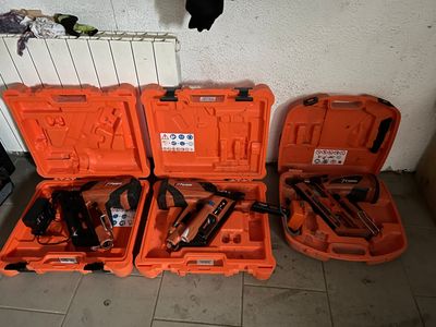 trois coffres à outils orange posés par terre les uns à côté des autres