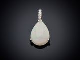 un pendentif en oplite blanche et diamants