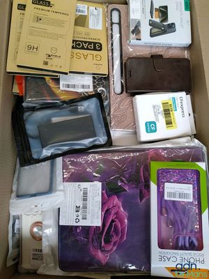 une boîte contenant des appareils électroniques et d'autres objets