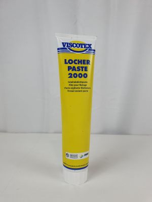 un tube de dentifrice posé sur une table blanche