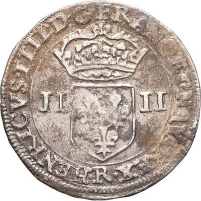 une vieille pièce d'argent surmontée d'une couronne