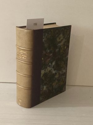 un livre posé sur une table