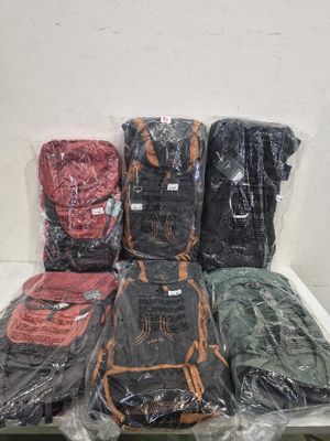 plusieurs bagages sont emballés dans du film plastique sur une palette
