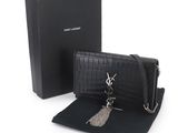 Portefeuille-sac Saint Laurent avec chaîne et pompon, en cuir gaufré imitation crocodile noir
