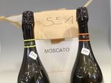 des bouteilles de Fili Moscato posées sur un comptoir, à côté d'une boîte en carton