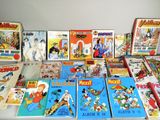 plusieurs livres posés ensemble sur une table