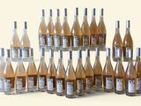 de nombreuses bouteilles de vin disposées en pyramide