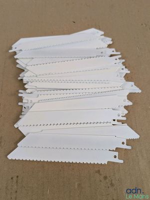 six feuilles de papier blanc sont empilées les unes sur les autres