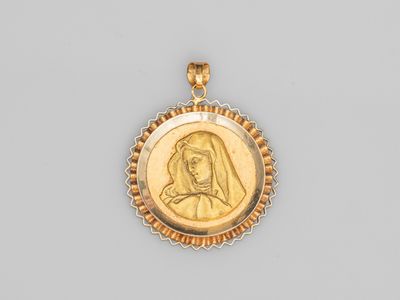 une médaille en or représentant la Vierge Marie et l'Enfant Jésus
