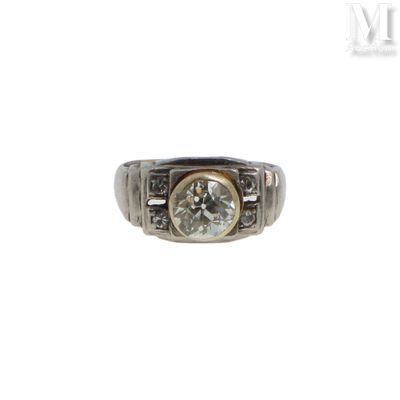 l'image d'une bague ornée d'un diamant