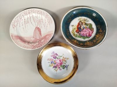 trois assiettes aux motifs différents posées sur une table