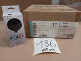une boîte sur laquelle est collé un autocollant, à côté d'une autre boîte sur laquelle est collé un autocollant