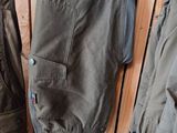 un pantalon suspendu à un porte-vêtements dans une pièce