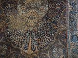 un grand tapis oriental posé sur le sol du salon