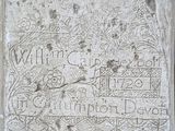 un gros plan sur une plaque en pierre portant une inscription