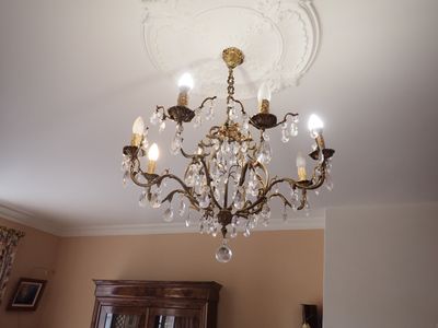 un lustre suspendu au plafond dans un salon