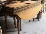 une table dont le plateau est en bois massif