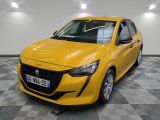 La voiture jaune est garée dans le garage, sur un sol à damier.