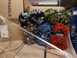 de nombreuses pelotes de laine de différentes couleurs dans une boîte en carton