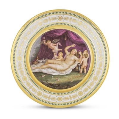 une assiette sur laquelle est représentée une femme allongée sur un lit
