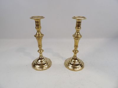 paire de chandeliers anciens en laiton sur fond blanc
