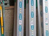 plusieurs types de skis posés par terre