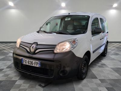 la photo d'une camionnette blanche garée dans une pièce
