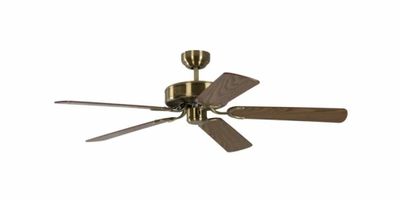 un gros plan d'un ventilateur de plafond sur fond blanc