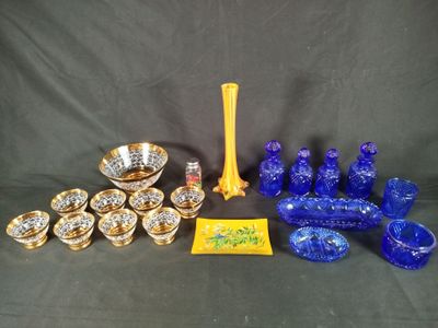 beaucoup d'objets en verre bleu sur la table