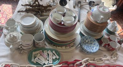 une table sur laquelle se trouvent beaucoup de plats et de tasses