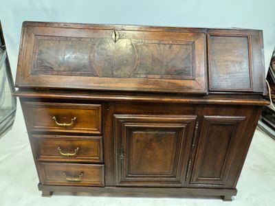 Meuble scriban en bois patiné et placage ouvrant par un abat…
