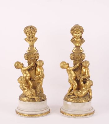 paire de figurines anciennes en bronze représentant des chérubins, posées sur des socles en marbre