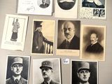 de nombreuses vieilles photos d'hommes et de femmes accrochées au mur
